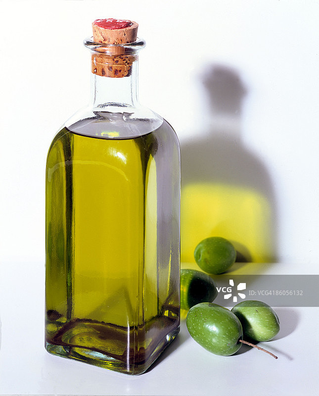 装有橄榄的橄榄油瓶图片素材