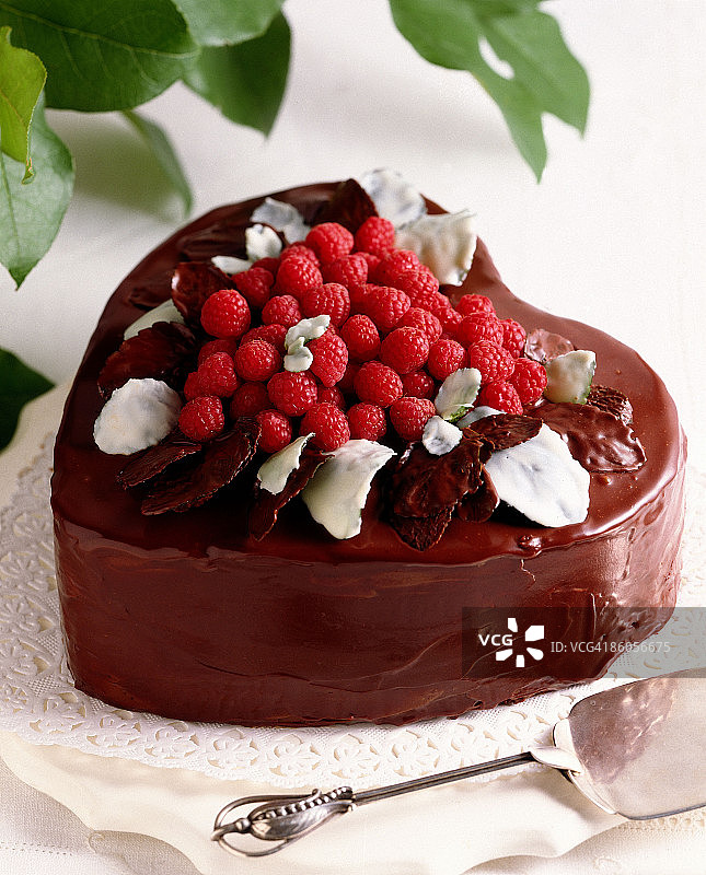 心形巧克力覆盆子蛋糕图片素材