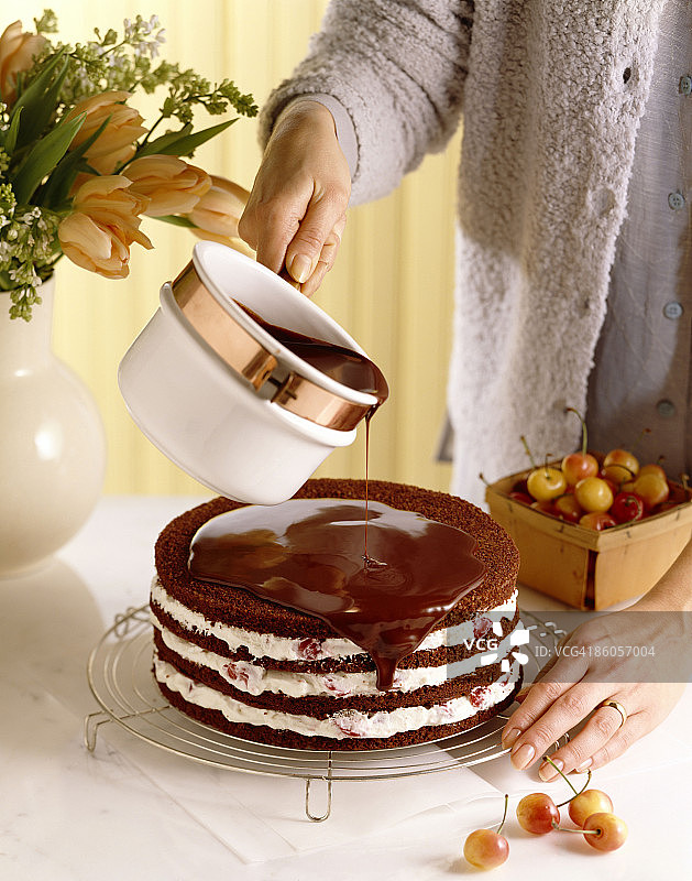 给蛋糕上釉的人图片素材