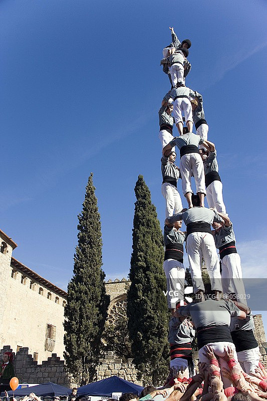 西班牙巴塞罗那圣库加特德尔瓦莱斯的叠人塔图片素材