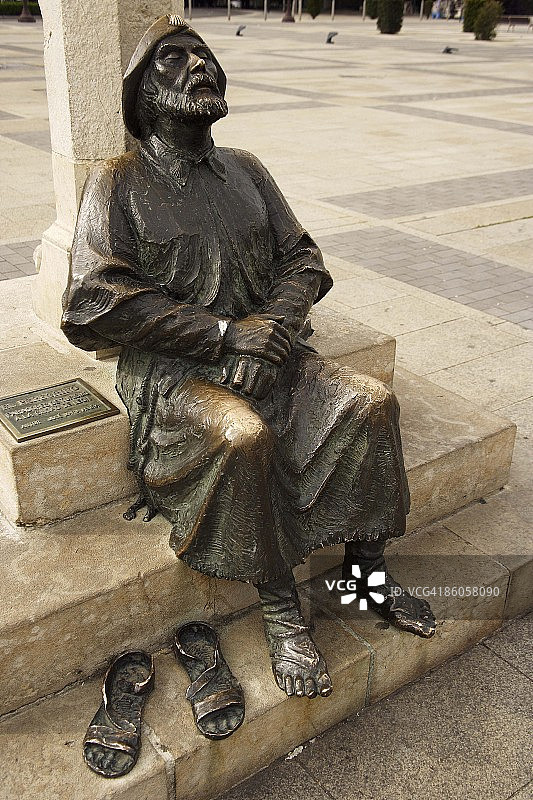 西班牙莱昂圣马科斯广场上的朝圣者休息雕像图片素材