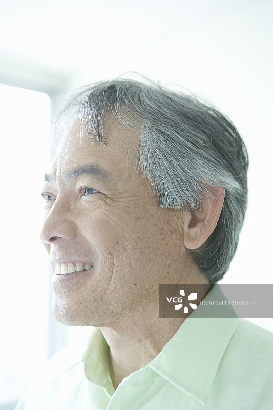老年男人微笑看着远方肖像图片素材