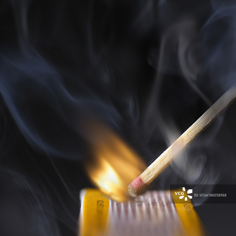 点燃的火柴火焰图片素材