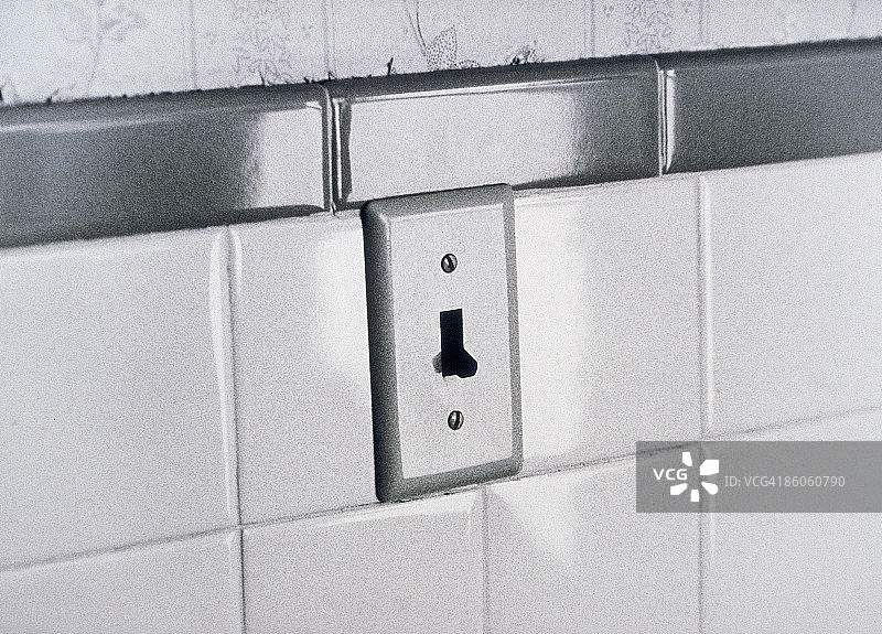 瓷砖墙上的灯开关图片素材