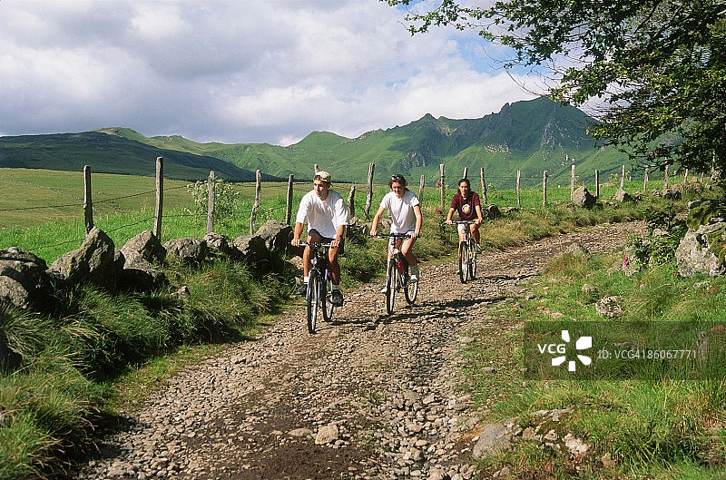在法国奥弗涅乡村的自行车骑行者图片素材