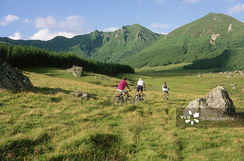 在法国奥弗涅乡村的自行车骑行者图片素材