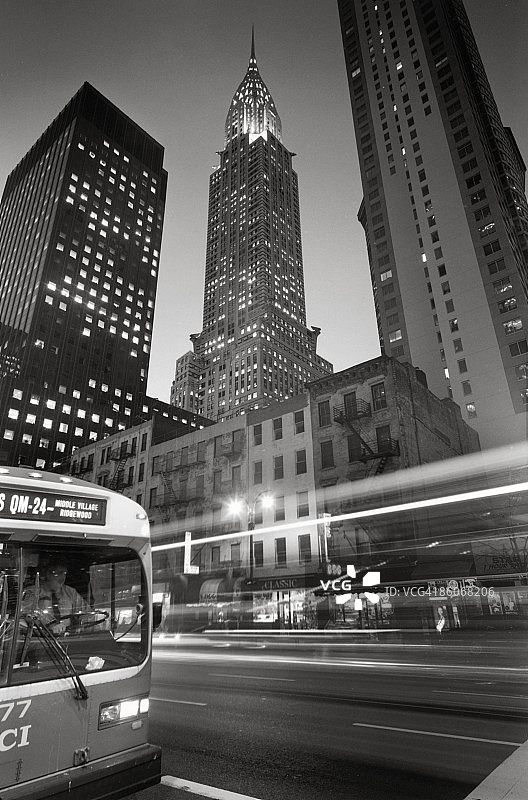 夜幕下的克莱斯勒大厦和街道图片素材