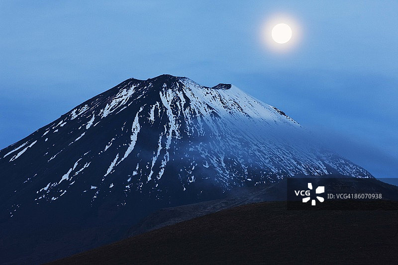 新西兰瑙鲁赫伊火山和月亮图片素材