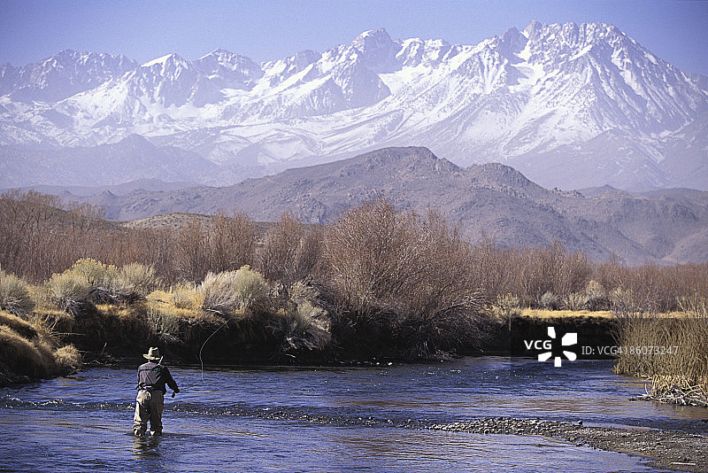 男人飞蝇钓鱼图片素材