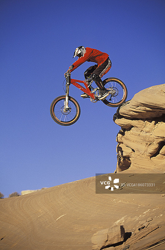 山地自行车骑行者跳下悬崖图片素材