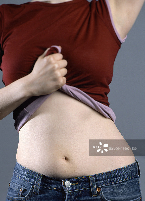 露出腹部的女子图片素材