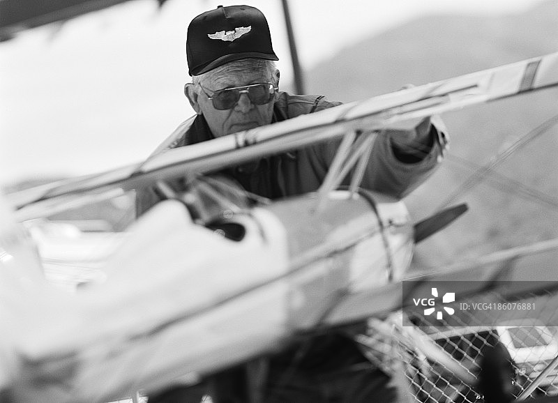 拿模型飞机的男人图片素材