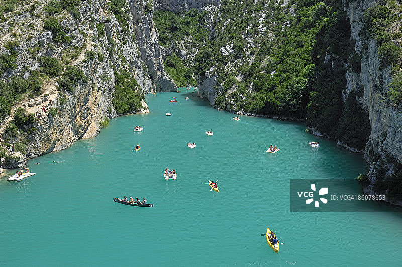 法国圣克罗伊湖泻湖中的船只图片素材