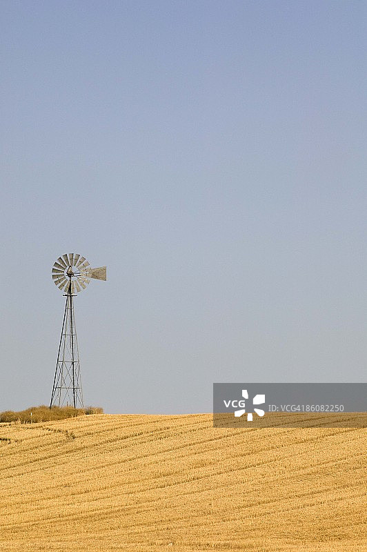 华盛顿州奥赛罗市田野中的风车图片素材