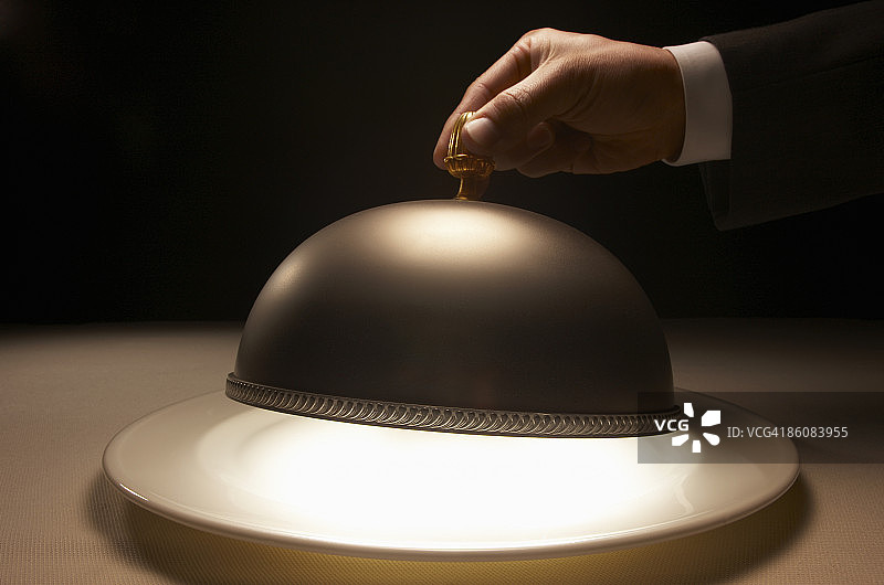 服务员打开银色盖子图片素材
