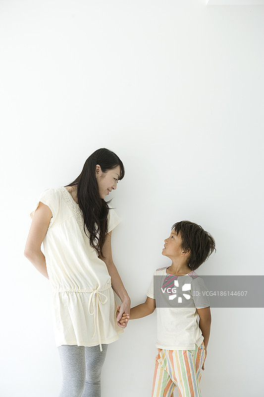 母子手牵着手，面对面图片素材