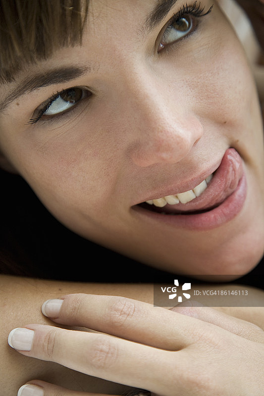 舔嘴唇的女人图片素材