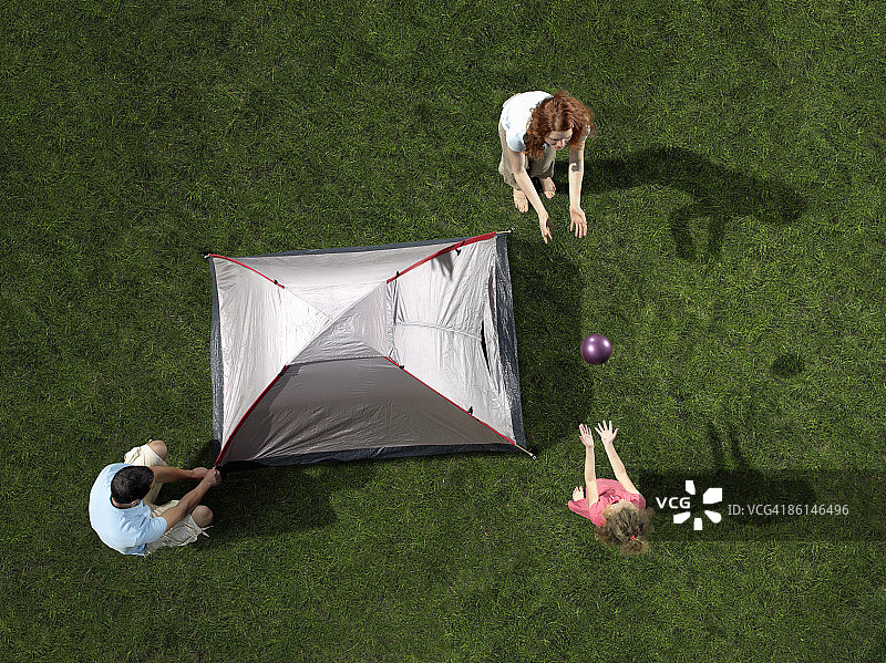 年轻家庭搭帐篷玩球图片素材