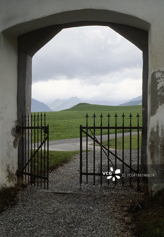 透过山脉之门看风景图片素材