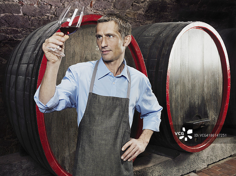 商人正在品鉴红酒图片素材