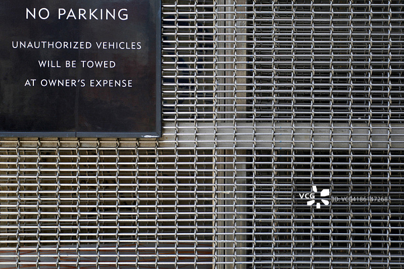 附在金属网格上的禁止停车标志图片素材