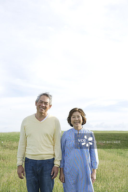 男人和女人站在草地上，肖像图片素材
