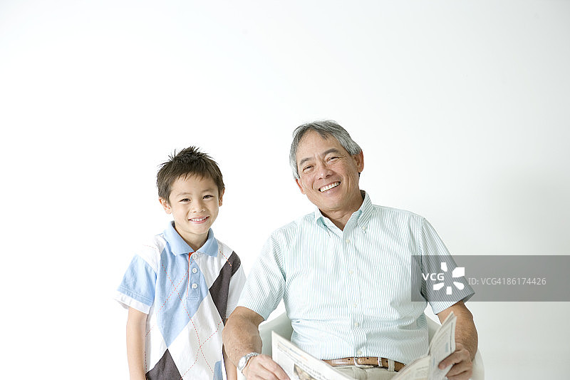 爷爷和孙子的微笑合影图片素材