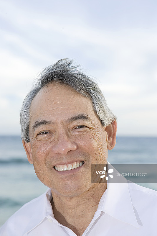 年长的男人在海滩微笑，肖像图片素材