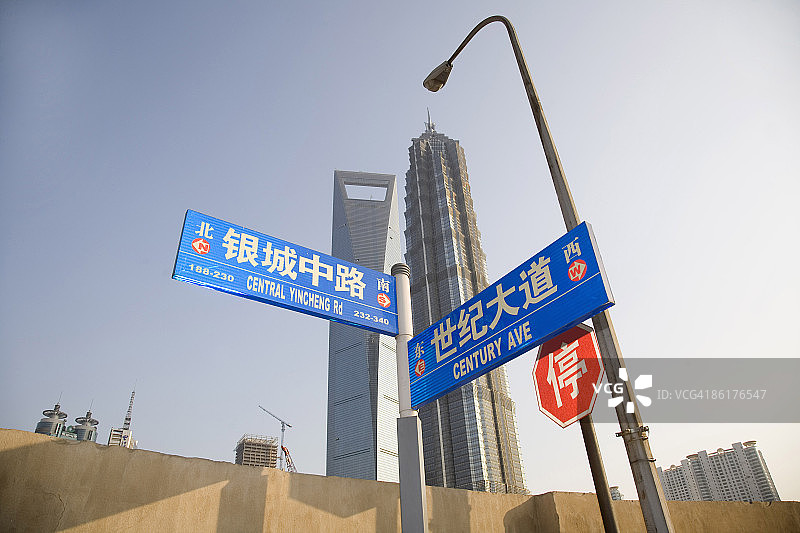 商业区的中文路标图片素材