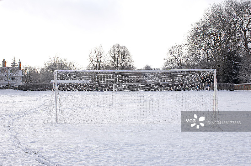 被雪覆盖的足球场图片素材