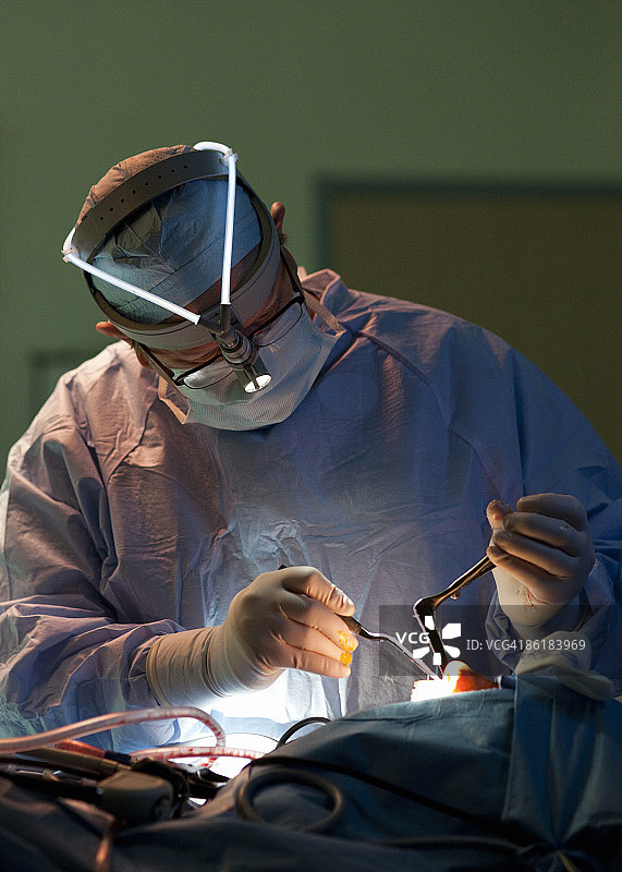 医生在手术室为患者进行鼻中隔成形术图片素材