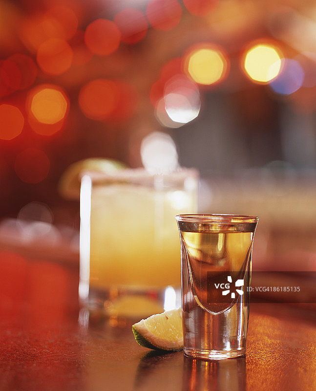 酒吧里的龙舌兰酒、酸橙片和玛格丽塔酒图片素材