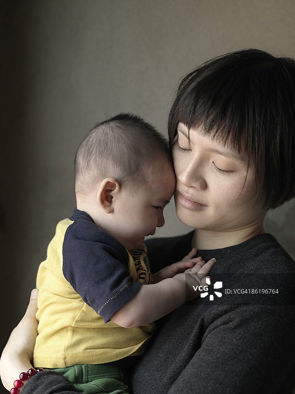 新手妈妈与孩子分享温馨时刻图片素材
