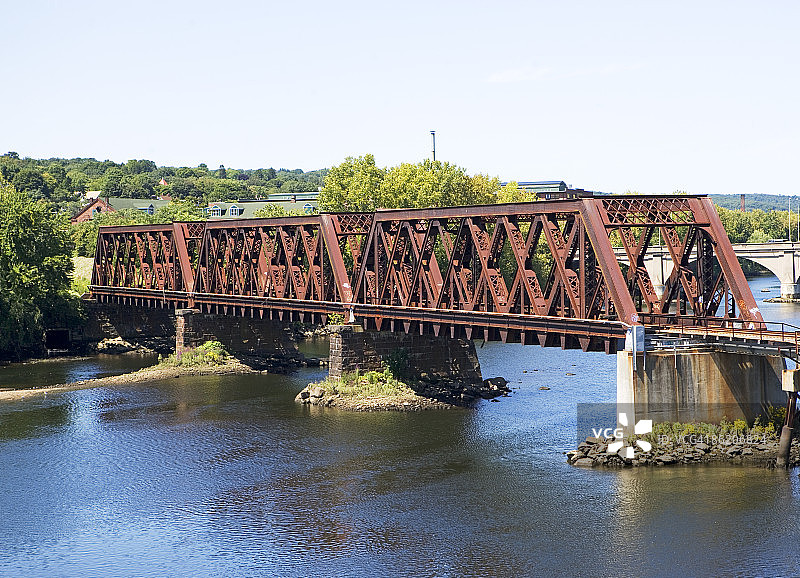 康涅狄格州横跨河流的钢铁路桥图片素材