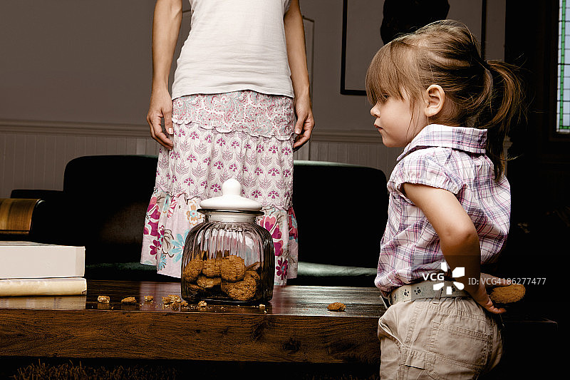 小女孩把饼干藏在身后图片素材