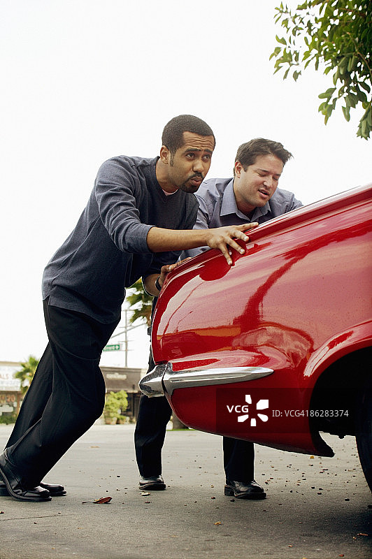 男人推车图片素材