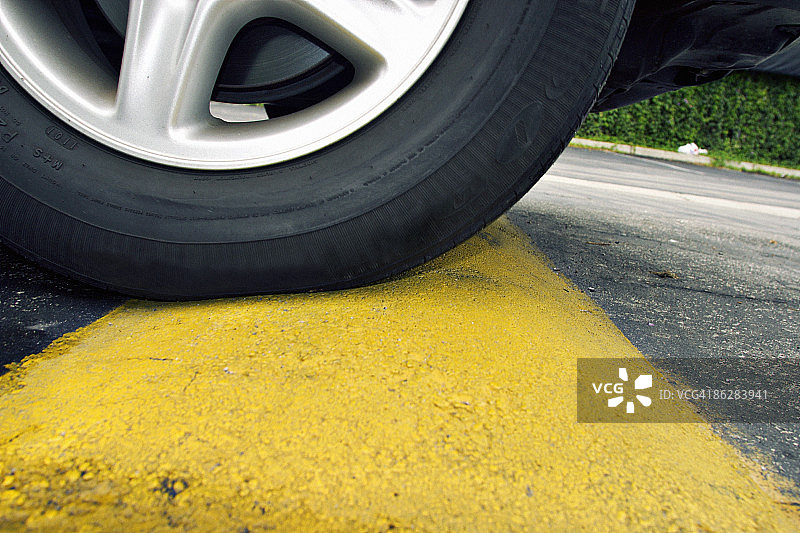 汽车和减速带图片素材