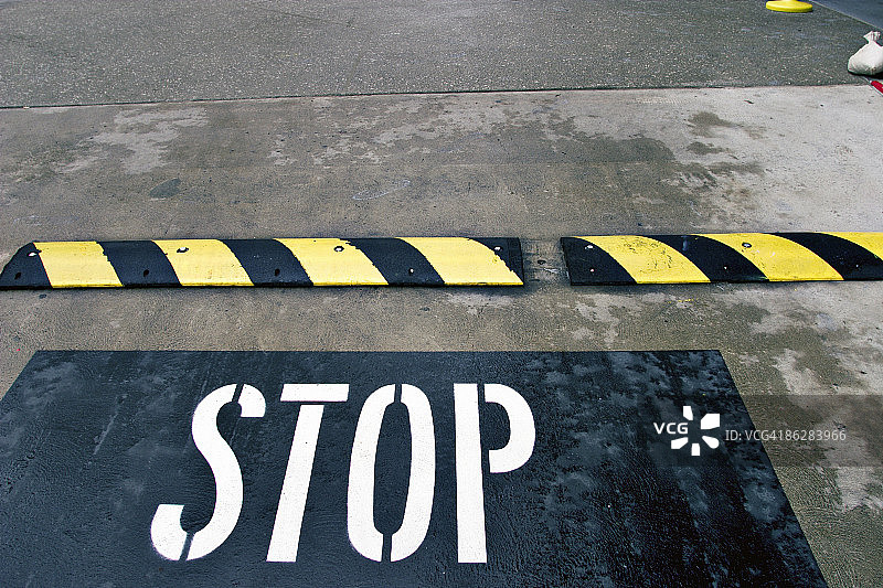 带“停止”标志的减速带图片素材