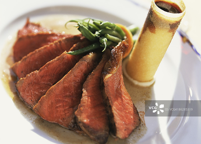 配绿豆的牛排图片素材