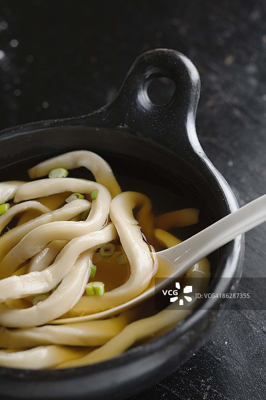 碗里的面条和葱花图片素材