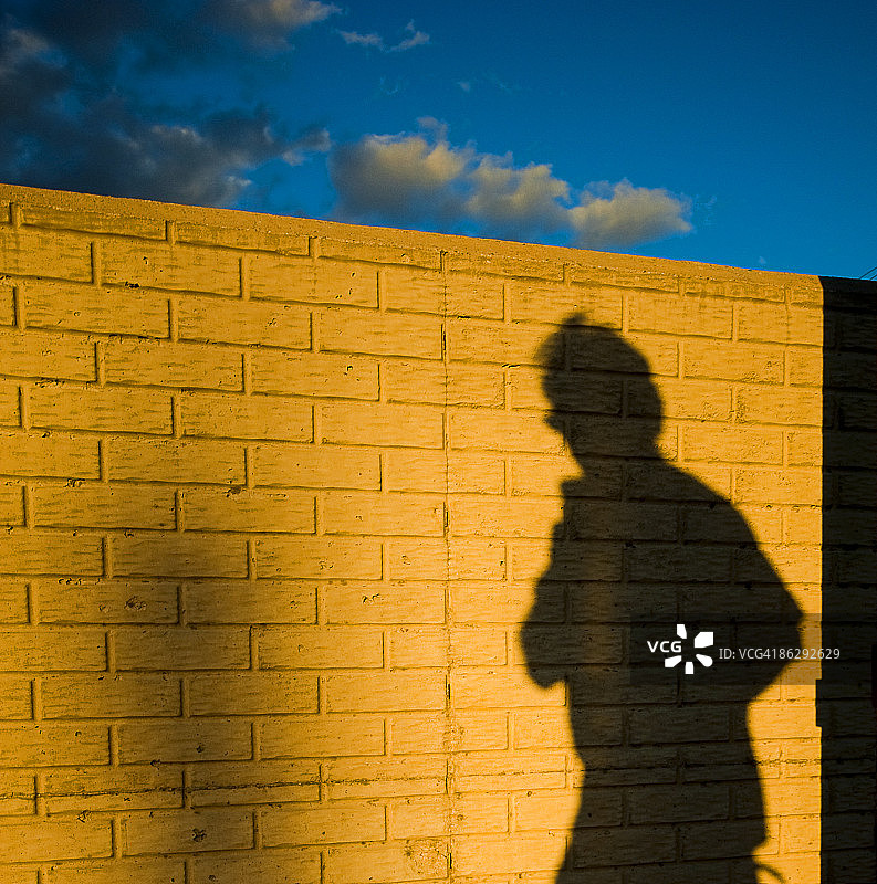 沿着黄色砖墙图片素材