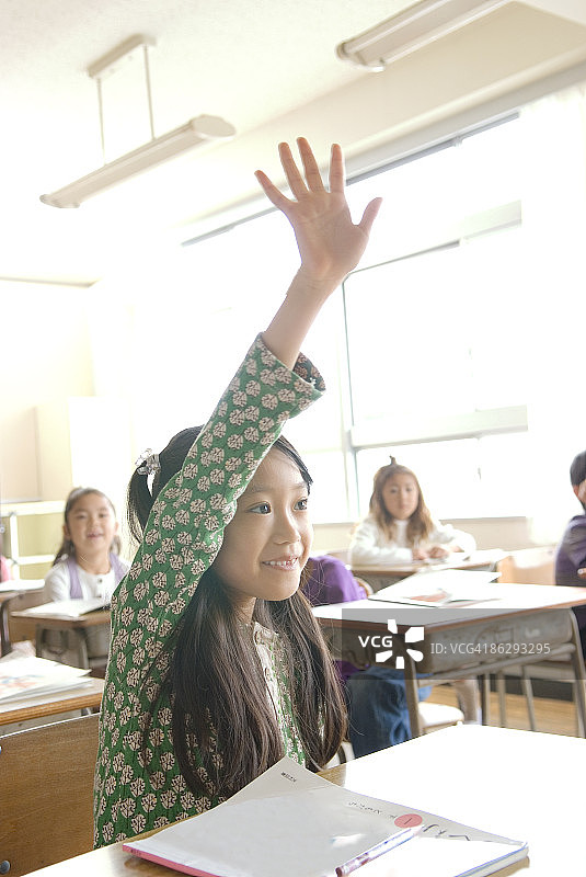 在教室里举手的女学生（8-9岁）图片素材
