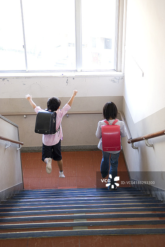 下楼梯的男学生和女学生（8-9岁）图片素材