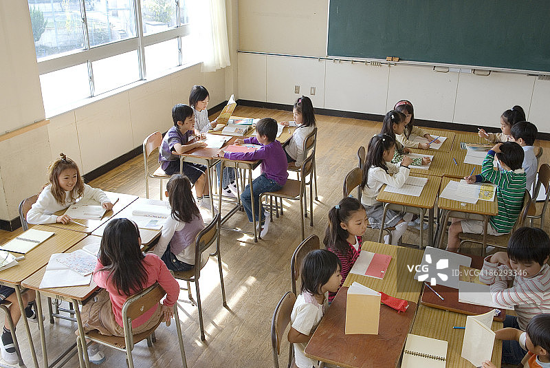 在教室里学习的小学生（5-11岁）图片素材