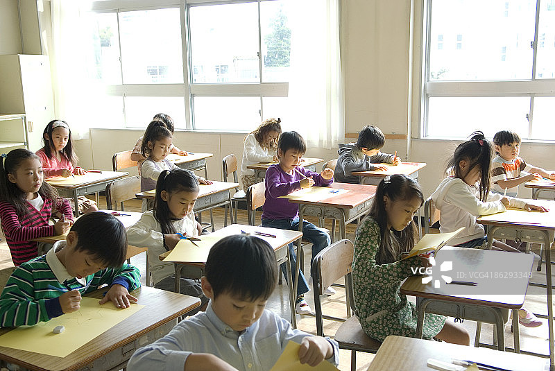 教室里的学童（5-11岁）图片素材