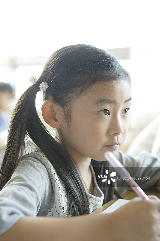 教室里学习的女孩，肖像图片素材