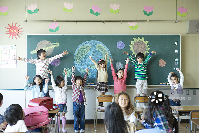 小学生在教室里举手图片素材