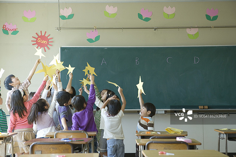 教室里拿着星星的小学生（4-11岁）图片素材