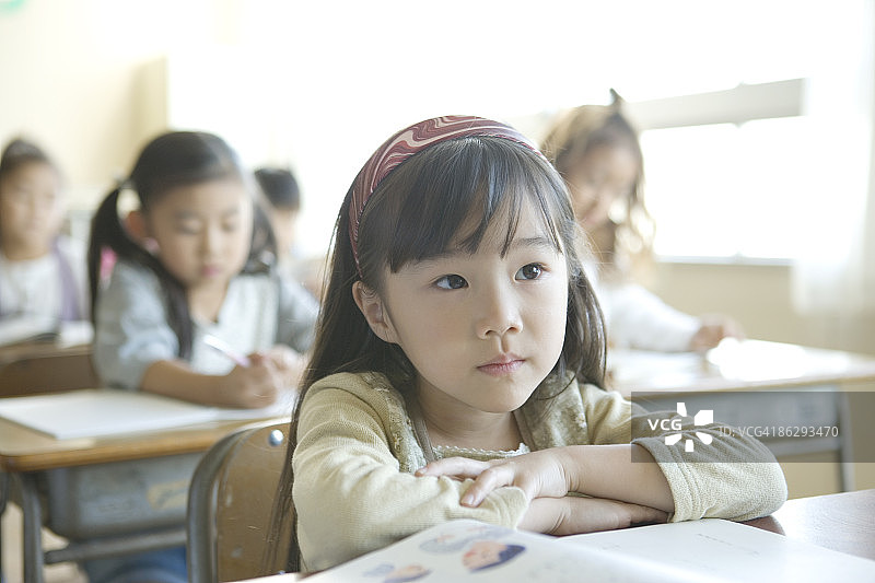 女学生在教室里听讲座图片素材