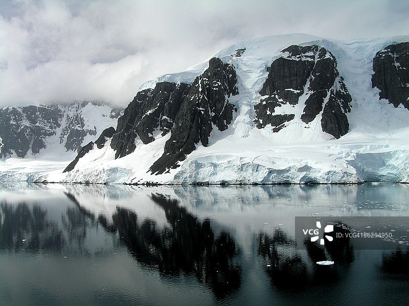 冰雪覆盖的山丘图片素材